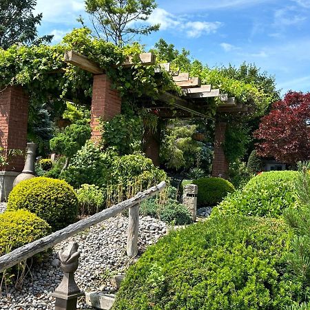 The Wind In The Willows - Luxury Lakefront Oasis Bed & Breakfast Cobourg Exterior foto