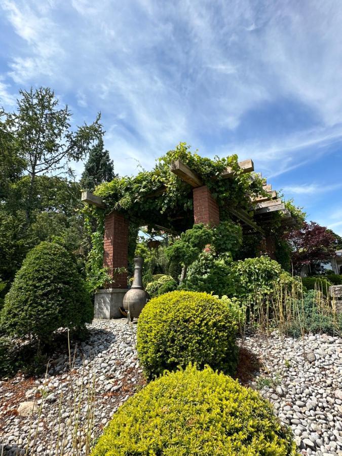 The Wind In The Willows - Luxury Lakefront Oasis Bed & Breakfast Cobourg Exterior foto