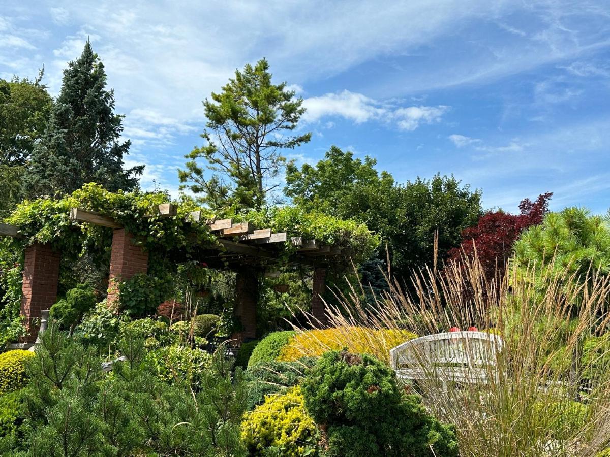 The Wind In The Willows - Luxury Lakefront Oasis Bed & Breakfast Cobourg Exterior foto